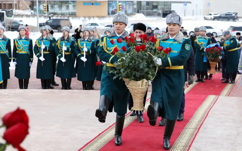 Цветы к памятникам легендарных героев Ивана Панфилова и Бауыржана Момышулы