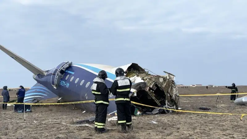  AZAL áýe apatynda qaza tapqan jolaýshylardyń týystaryna kóńil aıtty 