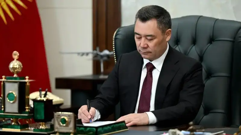 Sadyr Japarov Azerbaijan Airlines ushaǵynyń apatqa ushyraýyna baılanysty kóńil aıtty