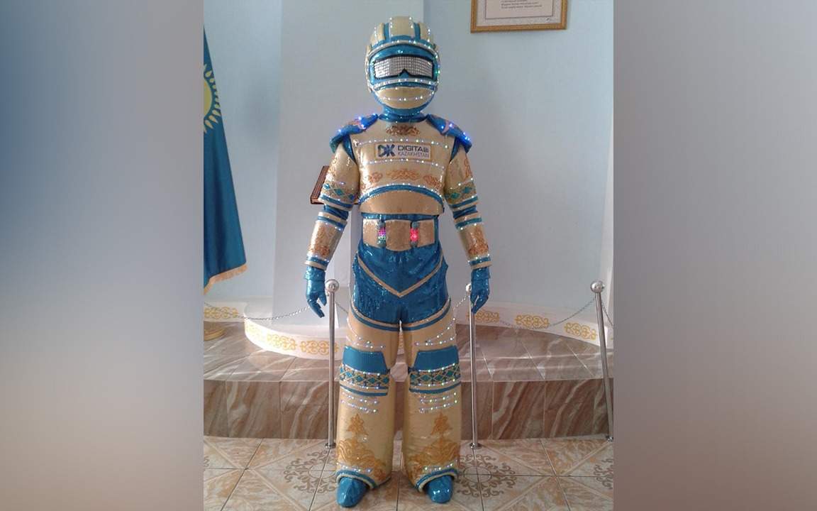 Төрт аяқта тұрған қыздың жақыннан түсірілген суреті