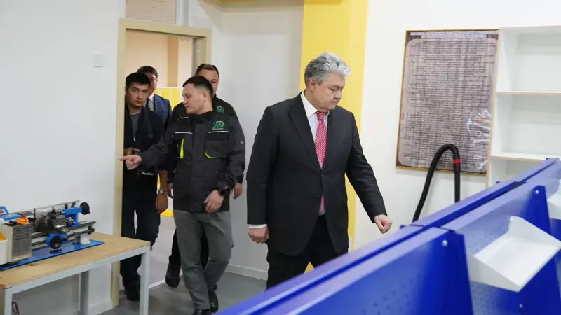 Аким ВКО Е. Кошербаев осматривает классы комфортной школы