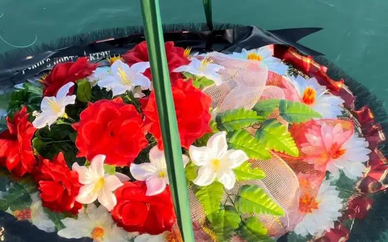 В Каспийское море спустили венок — символ памяти о жертвах авиакатастрофы рейса «Баку — Грозный»
