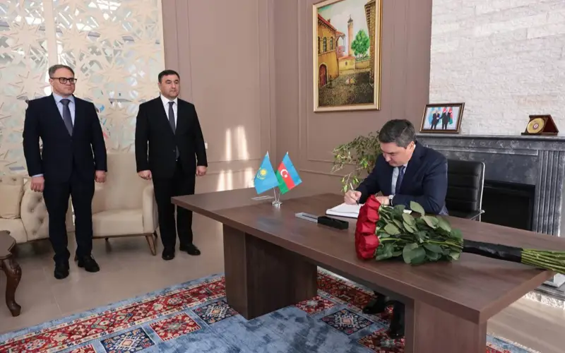 Oljas Bektenov Astanadaǵy Ázerbaıjan elshiliginiń kóńil aıtý kitabyna jazba qaldyrdy 