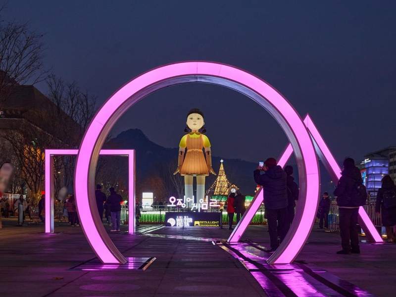 A statue of Young-hee is erected at Gwanghwamun Square in central Seoul, in this photo provided by Netflix. (PHOTO NOT FOR SALE) (Yonhap) A statue of Young-hee is erected at Gwanghwamun Square in central Seoul, in this photo provided by Netflix. (PHOTO NOT FOR SALE) (Yonhap)