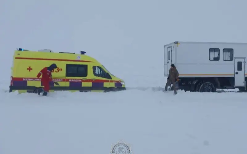 Jetisýda qarly boranda jolda qalǵan 12 adam qutqaryldy
