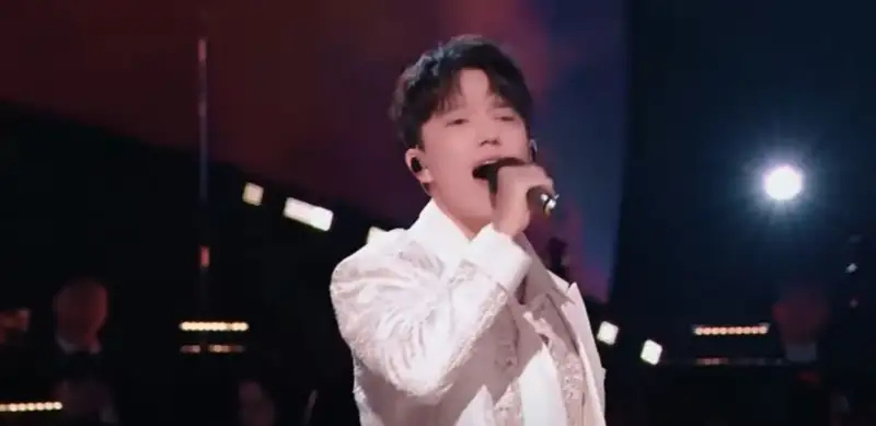 Димаш Қытайдың Чэнду қаласында өткен жаңа жылдық концертте өнер көрсетті