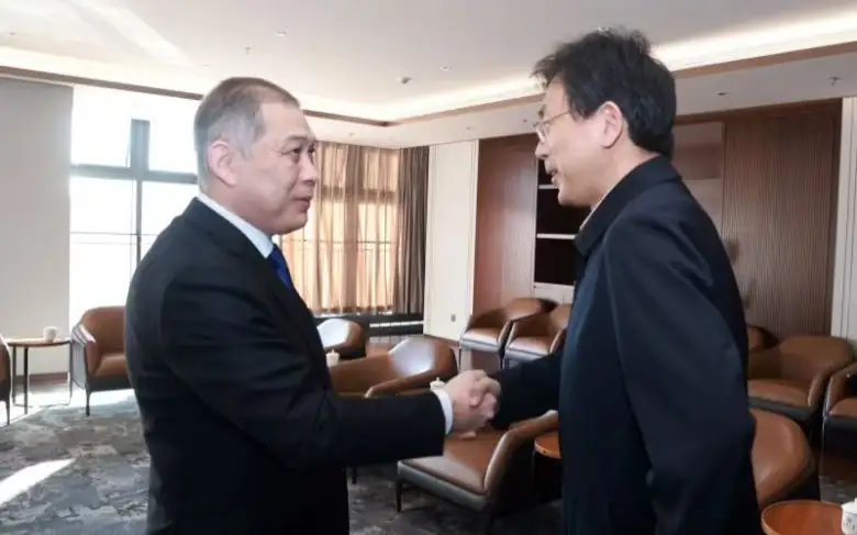 哈萨克斯坦驻华大使会见清华大学校长