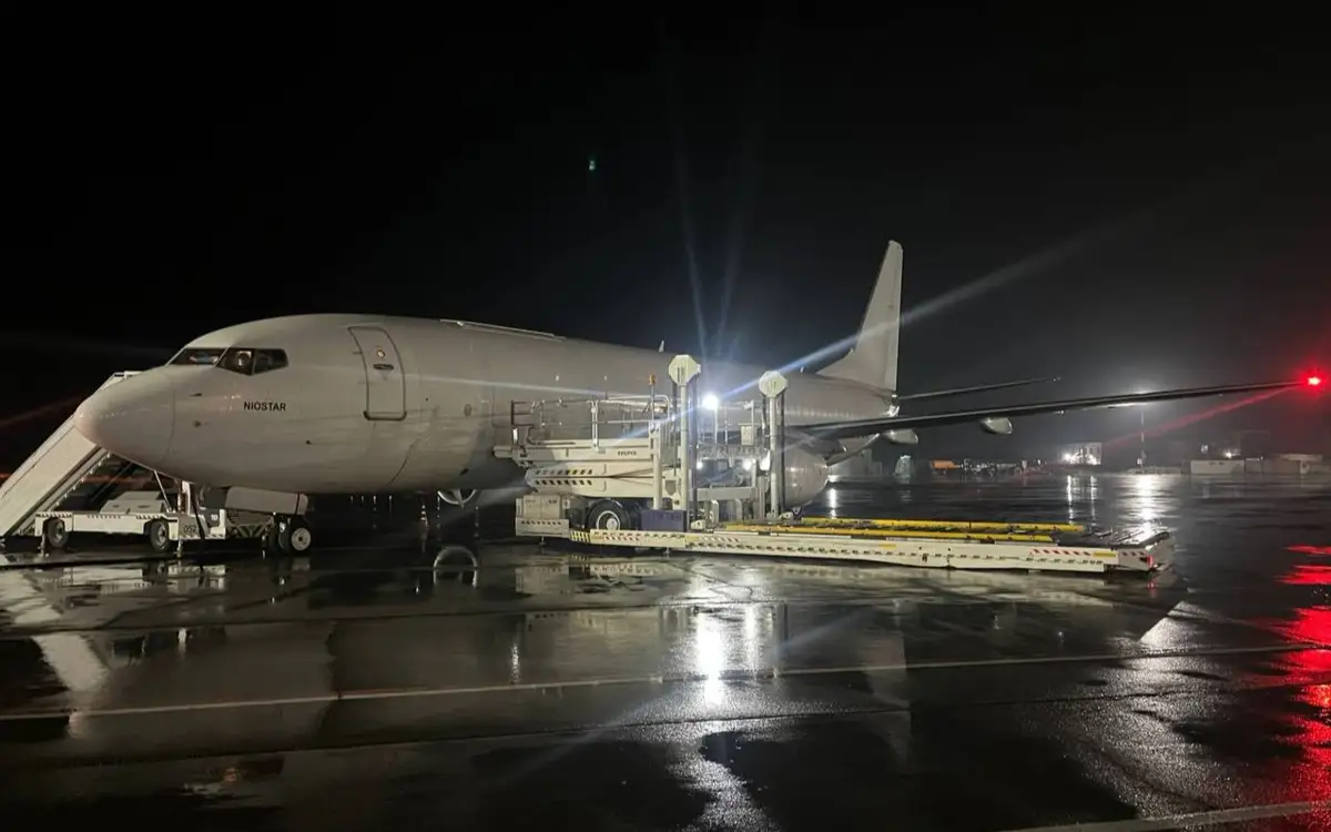 Жалаңаш атақты адамдарға, әншілер мен актрисаларға қарап Желіде қисық мүшесі бар гейлерді қараңыз