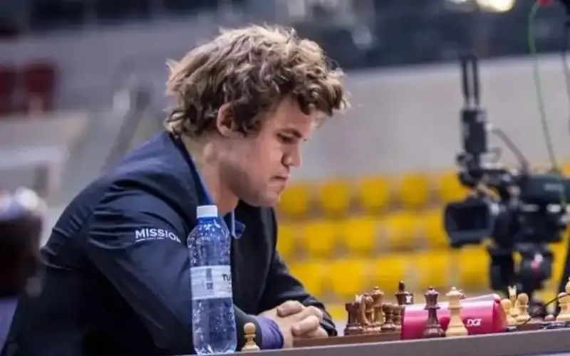 Carlsen pulls out of chess championship amid jeans dispute