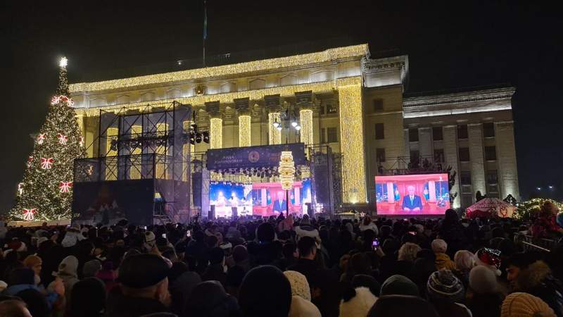 Президенттің жаңажылдық құттықтауын Астана мен Алматы тұрғындары LED экрандардан тыңдады 