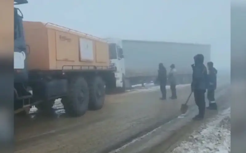 Десятки машин застряли в Туркестанской области из-за бурана