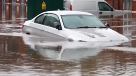 Резкое похолодание и проливные дожди охватили Великобританию