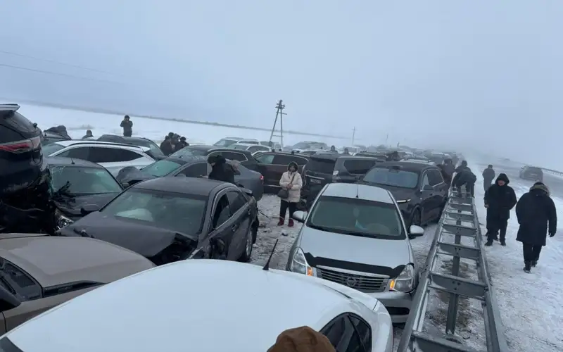 Десятки автомашин столкнулись на трассе в Акмолинской области