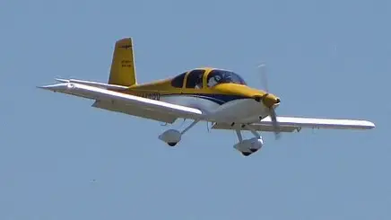 Самолет упал на здание в Калифорнии: два человека погибли