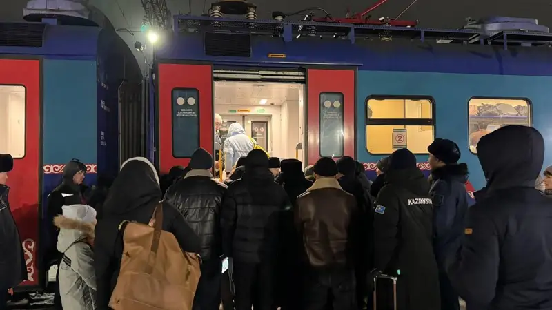 Jolda qalǵan 500 jolaýshy Ulttyq tasymaldaýshynyń poıyzdarymen jetkizildi