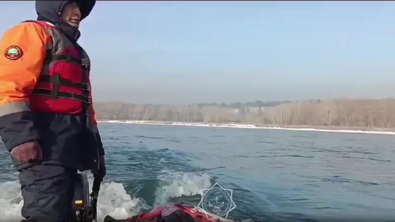 Авто с людьми упало в реку в Семее: найдено одно тело