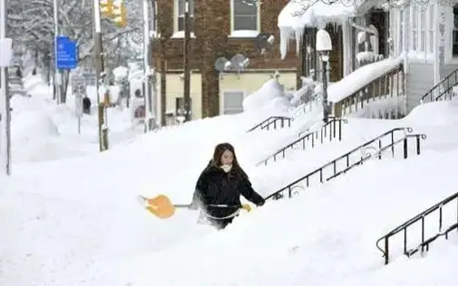 АҚШ охирги ўн йилликдаги энг кучли қор бўронларига тайёрланмоқда
