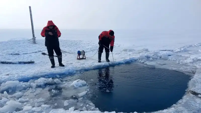 Үш адам мінген көлік Балқаш көлінде мұз астына түсіп кетті