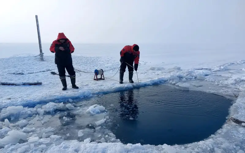 Трое мужчин ушли под лед в Балхаше