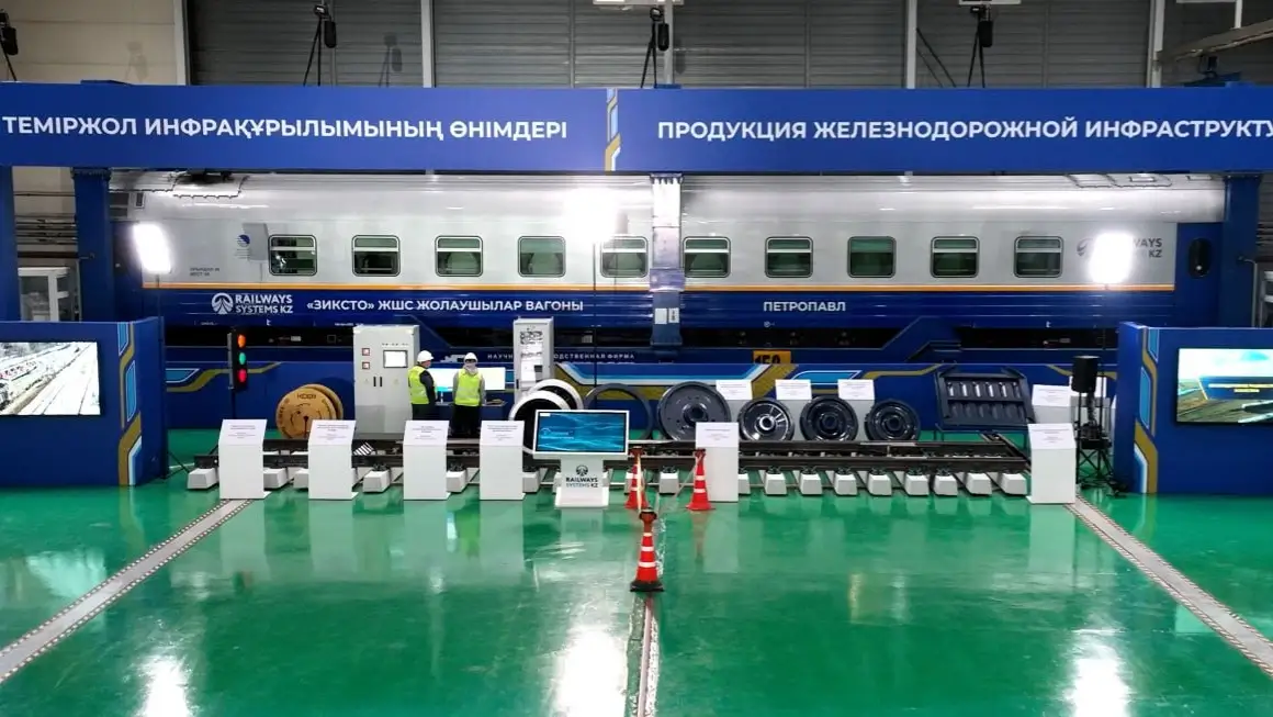 Президент ознакомился с работой завода по производству электровозов