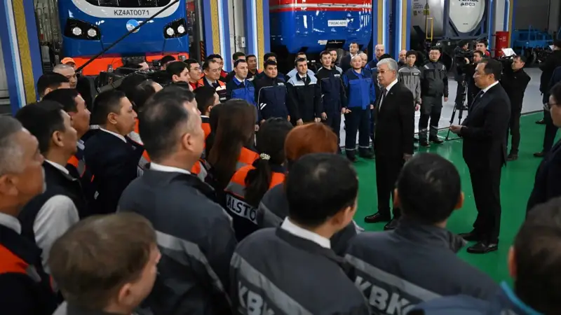 Prezıdent elektrovoz qurastyrý zaýytynyń jumysymen tanysty 