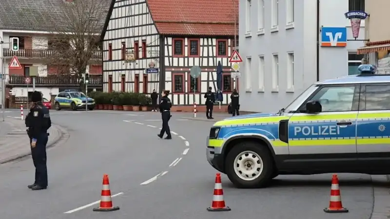 Германияда қарулы адам банкке кіріп, әйелді кепілге алды