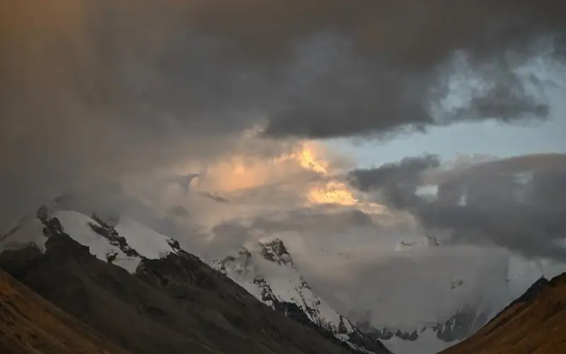 вид на гору Джомолунгма в уезде Динжи