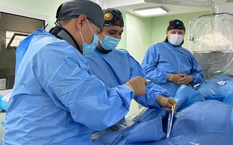 Almatylyq oftolmologtar sırek kezdesetin kóz arýyna operatsııa jasady
