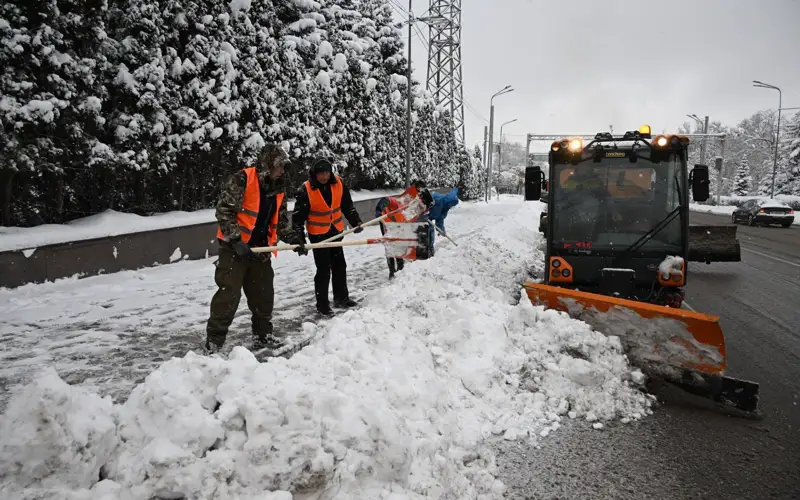 15 тысяч кубометров снега вывезли за два дня в Алматы