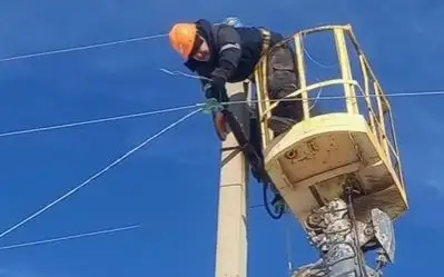 Aqtóbede qulaǵan baǵanalardyń ornyna jańasyn ornatý jumysy bir aptaǵa sozyldy