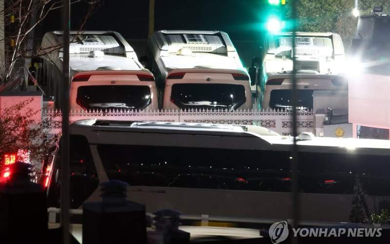 Buses are parked in front of the gate of President Yoon Suk Yeol's residence in Yongsan, central Seoul, on Jan. 10, 2024. (Yonhap)