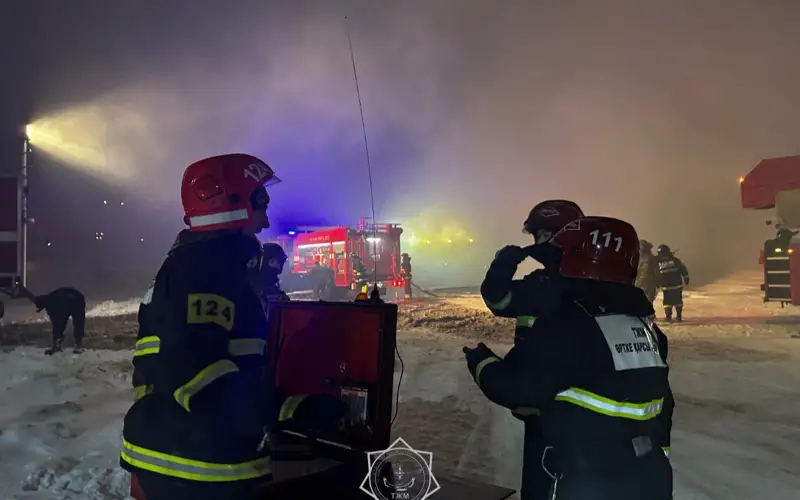 Крупный пожар тушат в Петропавловске 