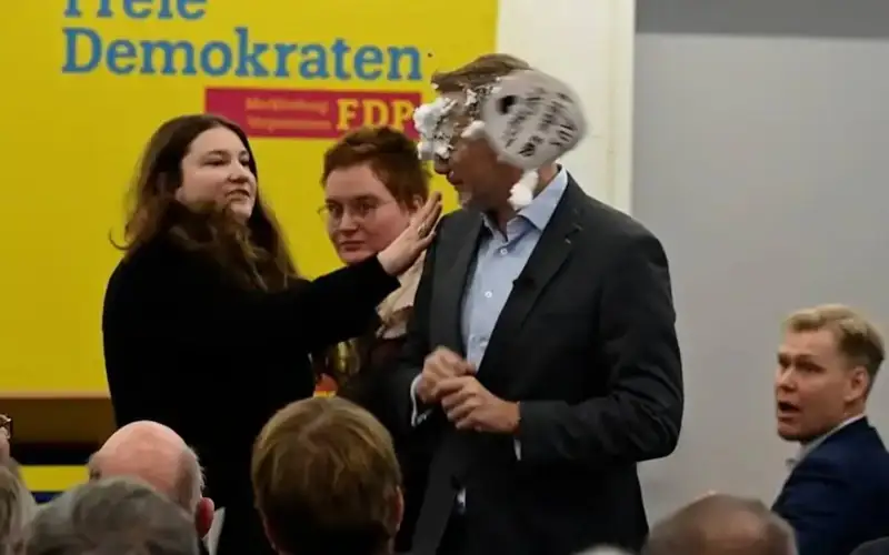 Германияда партиялардан бирининг етакчисига ҳужум уюштирилди