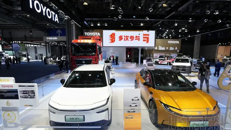 图为中国国际进口博览会上的丰田汽车公司展位。2024年11月摄于中国上海。（共同社）