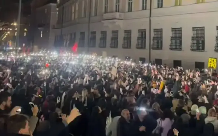 Aýstrııada on myńdaǵan adam ásire ońshyl partııaǵa qarsy sherýge shyqty 