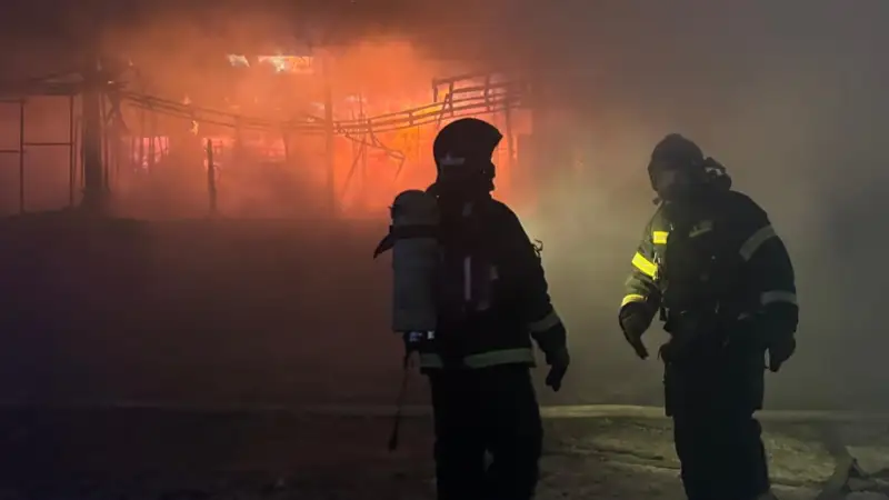 Aqtóbede júk poıyzynyń teplovozynan órt shyqty