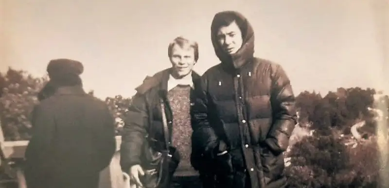 1983年托卡耶夫与实习生同行于无锡