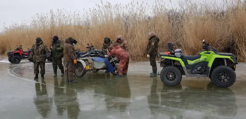 Atyraýda zańsyz balyq aýlaǵan brakonerler mototsıklin tastap qashyp ketken