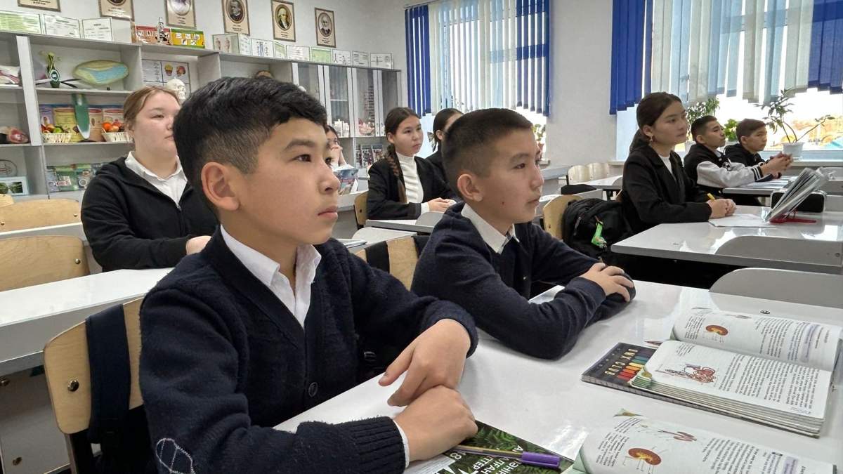 MILF ит стиліндегі позициясында есегін, көздерін және еріндерін көрсетеді Ескі секс порно көру