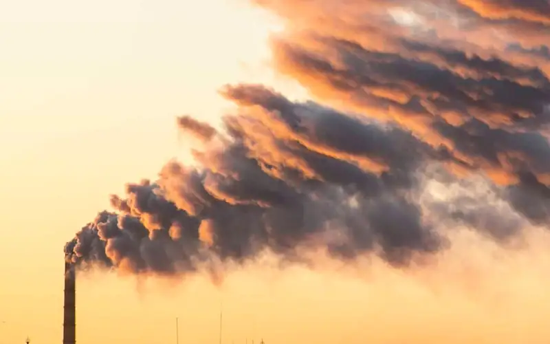 загрязненный воздух, завод