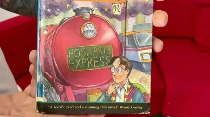 Ұлыбританияда «Гарри Поттердің» алғашқы сирек кездесетін кітабы қоқыс жәшігінен табылды