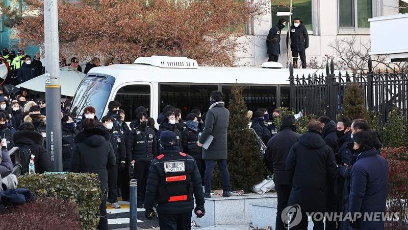 A minibus comes out of impeached President Yoon Suk Yeol's official residence in Seoul on Jan. 15, 2025, after police and the anti-corruption agency began their second attempt to execute a warrant to detain Yoon in connection to his short-lived imposition of martial law. (Yonhap)