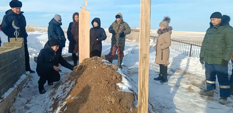 Aqmolada qaıta tergeý úshin sarbazdyń denesi qazyp alyndy