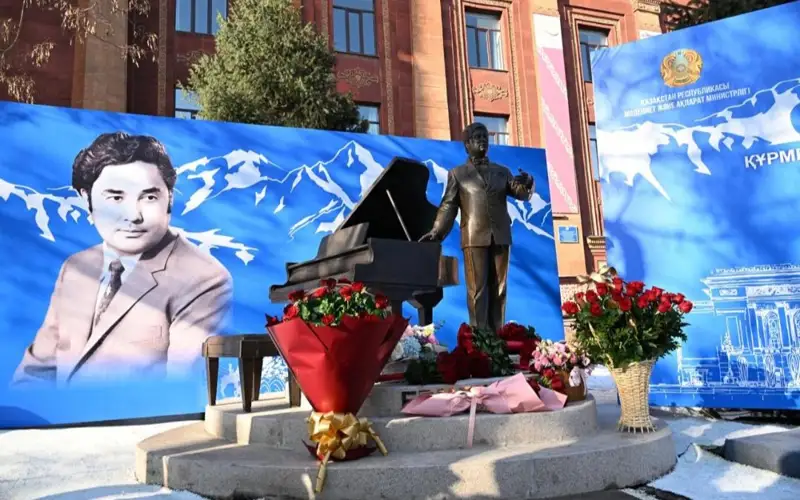 Ермек Серкебаевтың ескерткіші 