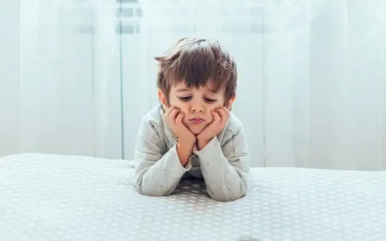 ребенок плачет грустит