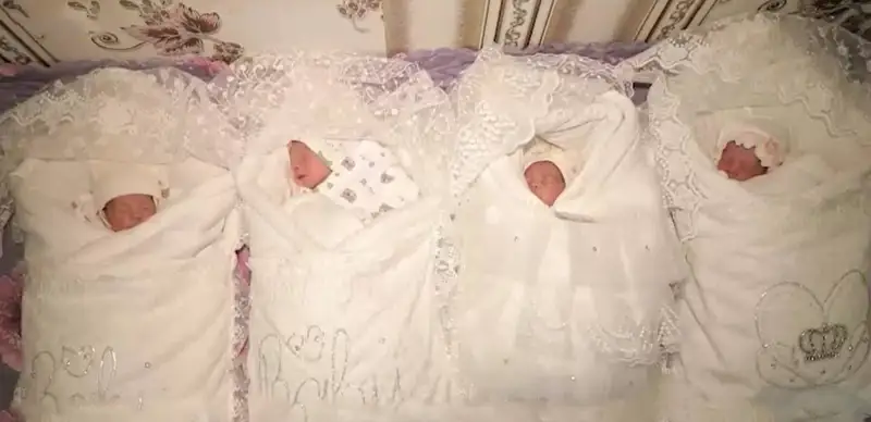 4 нафар эгизак чақалоқ