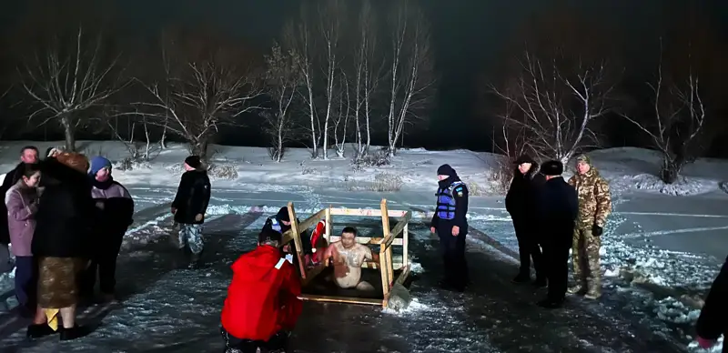 БҚО-да Крещение мерекесінде 1 400-ге жуық адам суға шомылып шықты