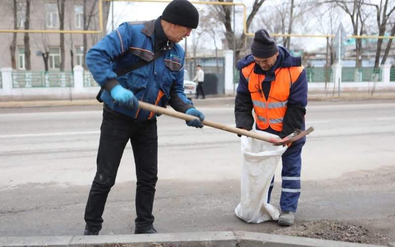 500 жителей Туркестана вышли на общегородской субботник