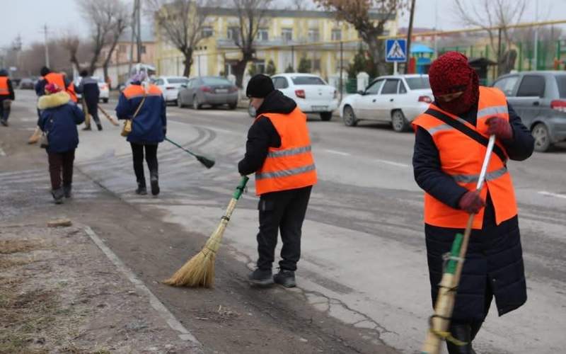 500 жителей Туркестана вышли на общегородской субботник