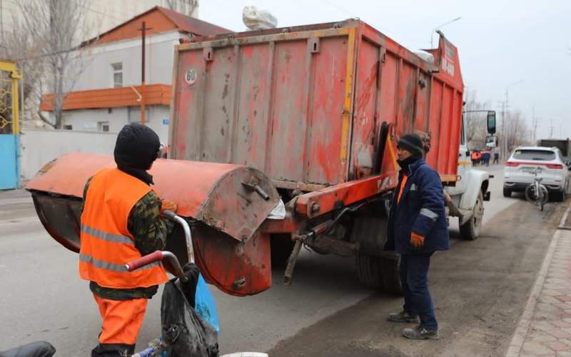 500 жителей Туркестана вышли на общегородской субботник